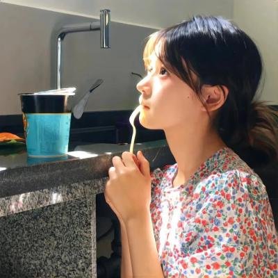 新生代小生被曝恋情细节流出，一夜之间机场画面流出